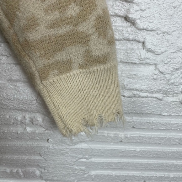 Main Strip Distressed V-Neck Pullover Sweater Cream/Tan Leopard Print Raw Hem M - Picture 7 of 10